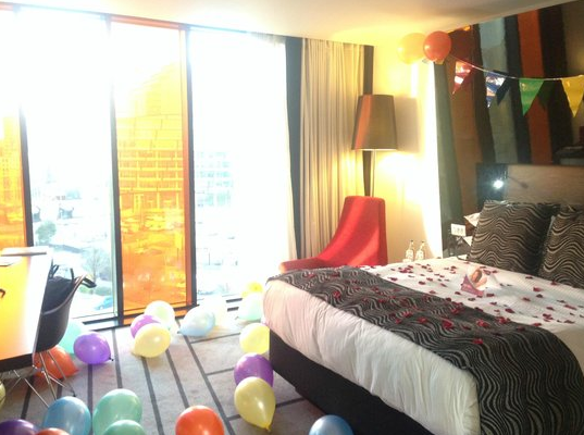 How to decorate a hotel room for boyfriend birthday